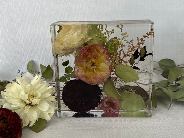 Square shaped resin block with preserved flowers