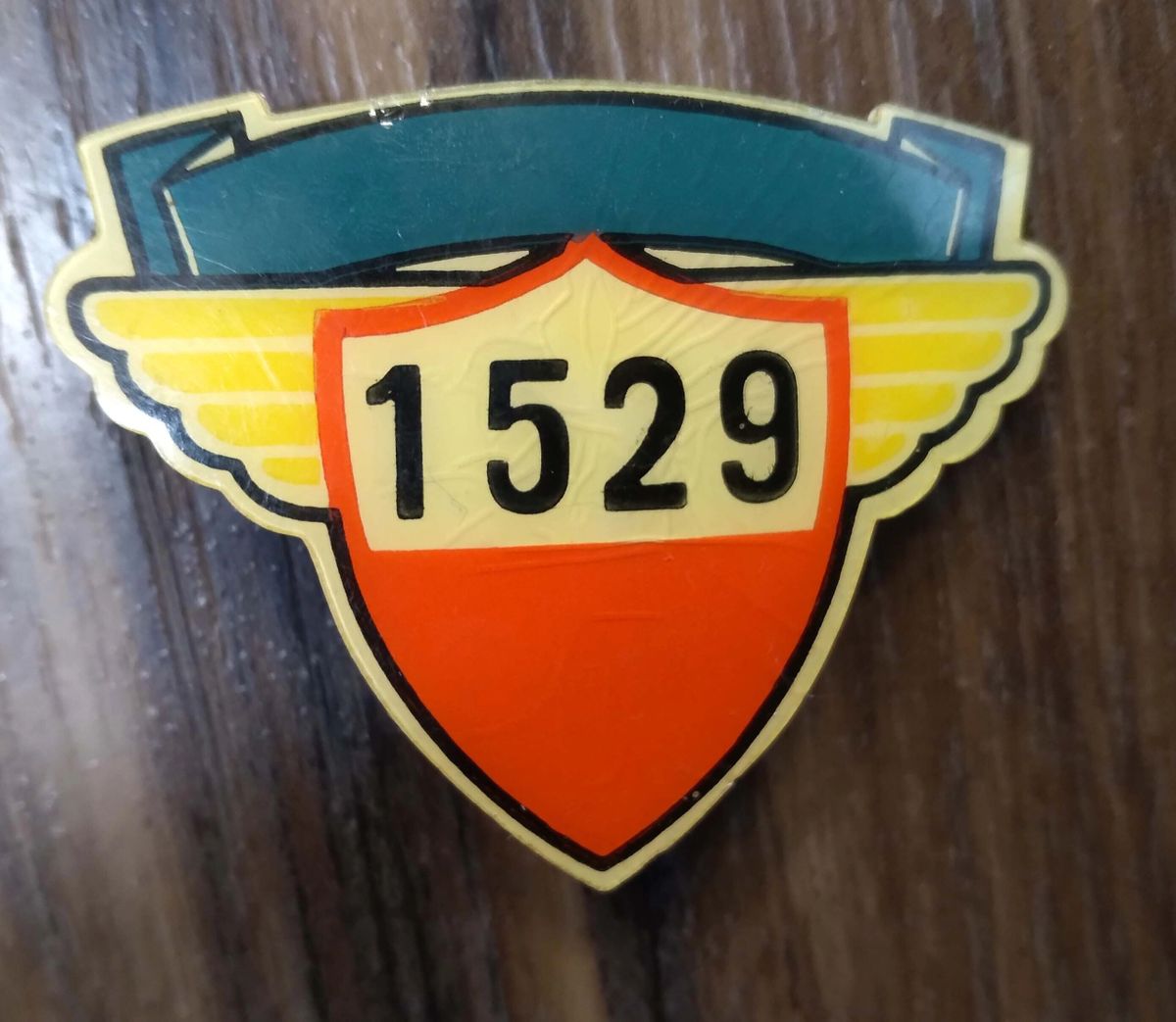 WWII ERA U.S. PLASTIC DRIVER / FACTORY ID WINGED BADGE, Item #7451