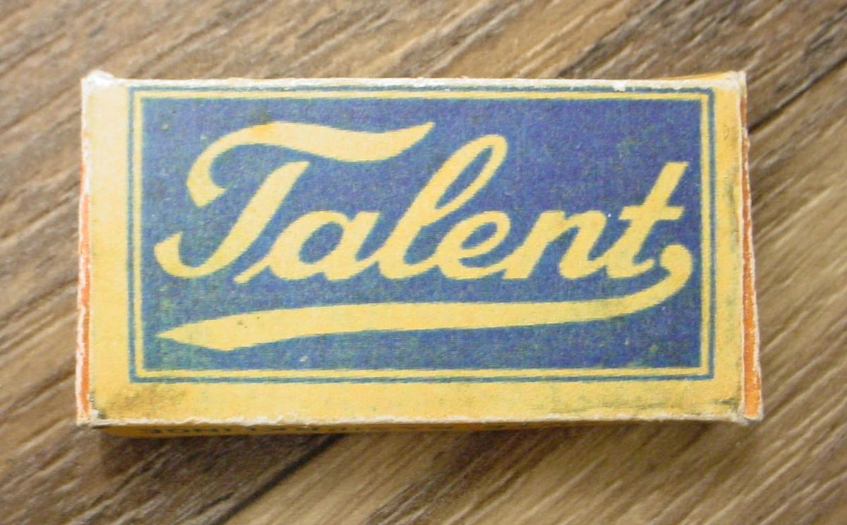 SOLD - REPRODUCTION WWII GERMAN RAZOR BLADE BOX WITH BLADES, Item #3907