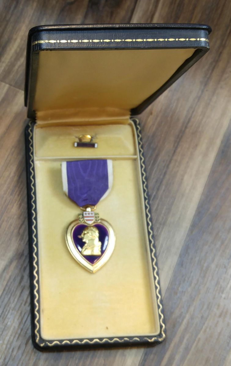 SOLD VIETNAM WAR US PURPLE HEART MEDAL WITH CASE AND MINI BAR, Item 2740