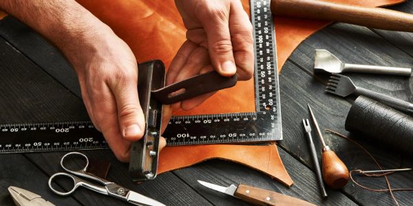 Ferramentas e trabalho manual com couro.