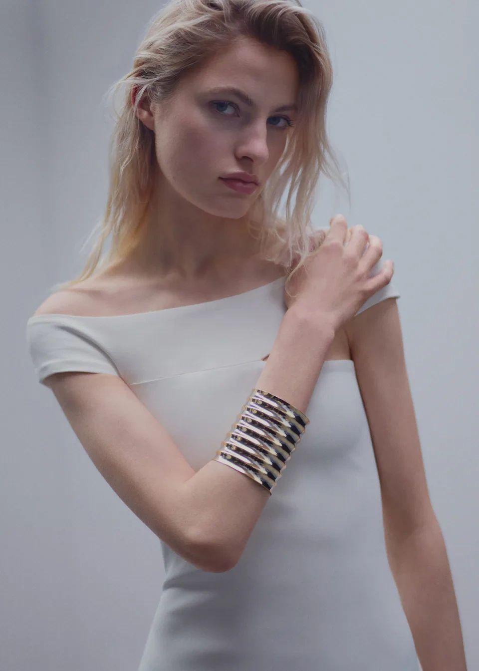 Mango:  Embossed maxi-bracelet in Gold