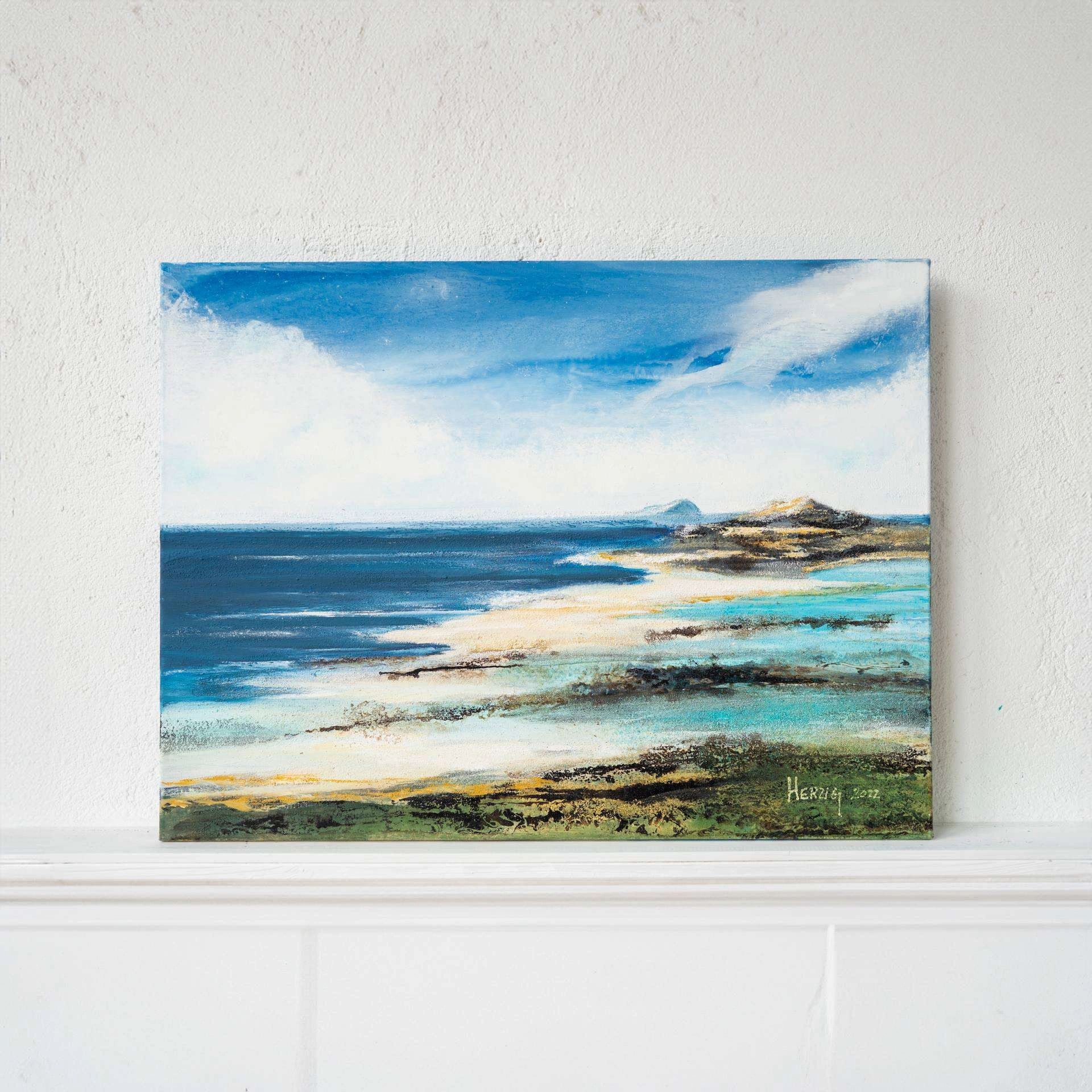 Gemälde einer Küstenlandschaft mit Meer und Himmel.