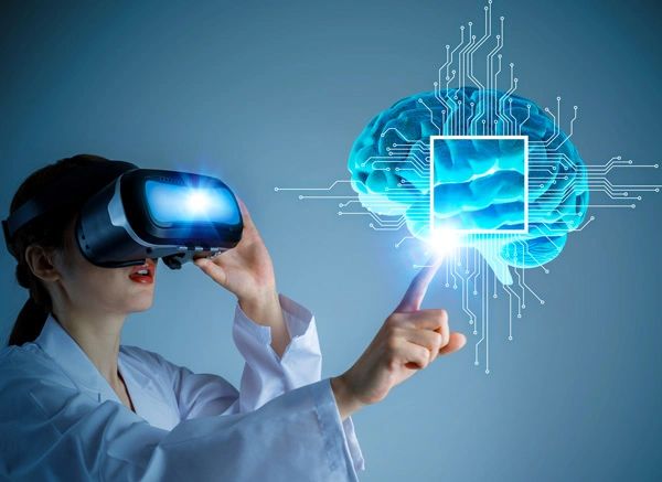 Mujer usando realidad virtual para explorar un cerebro digital.