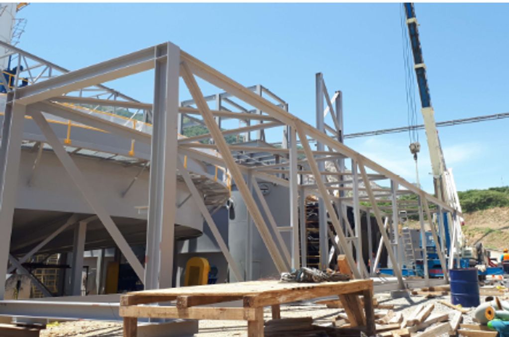 Estructura metálica en construcción en un sitio industrial.