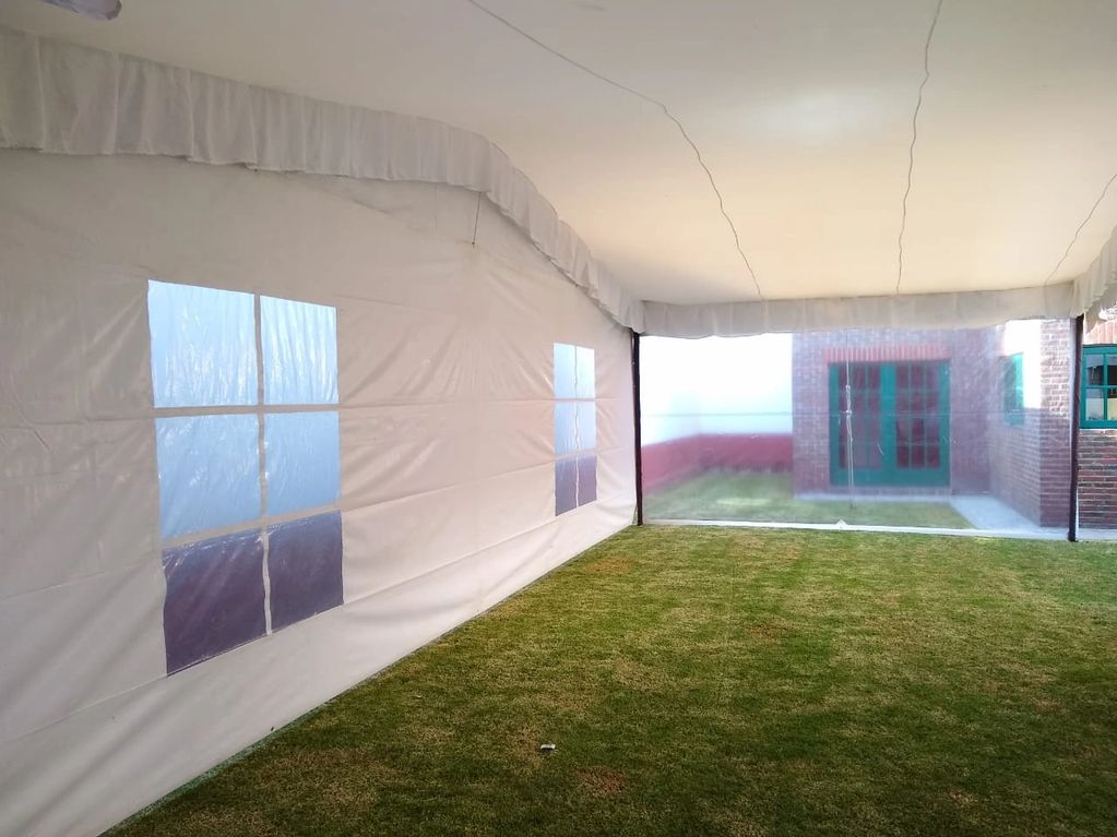 Carpa 5x10 , cortina transparente con iluminación y sobre techo 