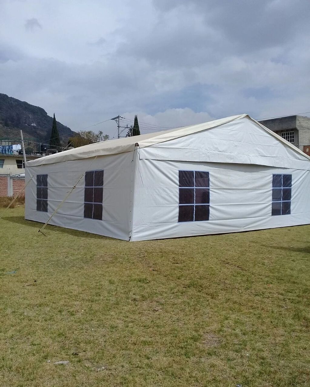 Carpa de 10 x 10  , cortinas con ventana , iluminación y sobre techo 