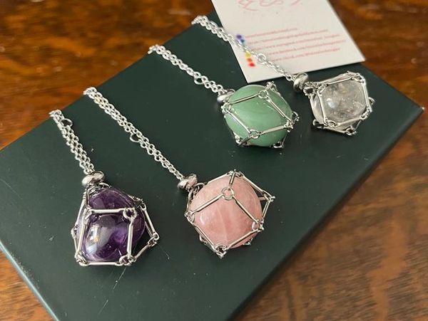 1 collier avec chaîne de 42 cm (16.5 p) avec pierre. Avec le support de la pierre, il est possible d