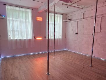 Pole fitness studio 