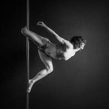 Beginner Pole dance lessons and fitness classes leeds. Take a class in flexibility and choreography 