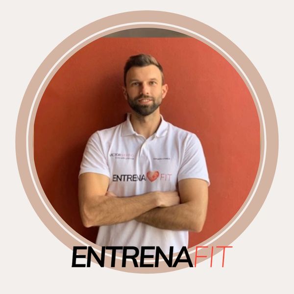 Man in a white polo shirt with 'ENTRENA FIT' logo stands confidently with arms crossed.