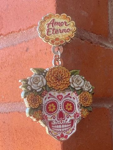 Keychain with a decorated skull and 'Amor Eterno' text.