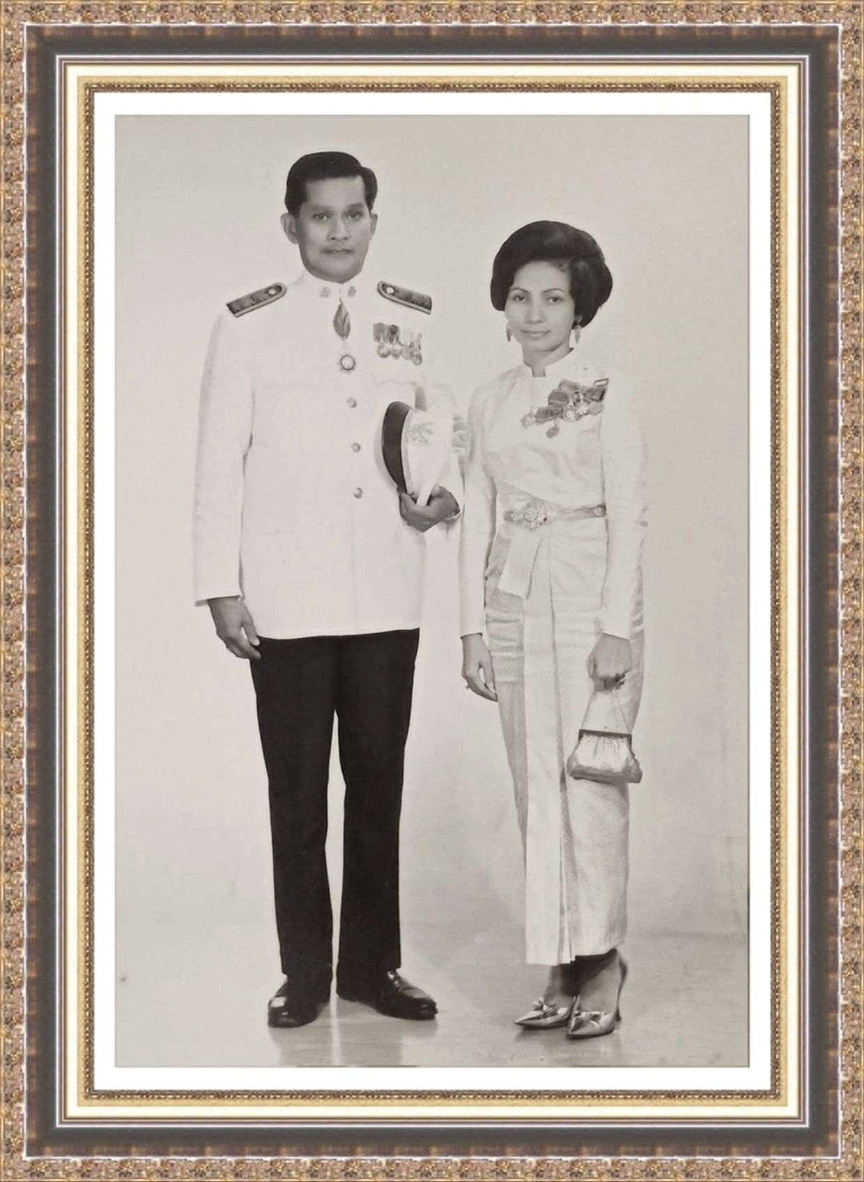 ภาพในกรอบของชายหญิงแต่งกายทางการ