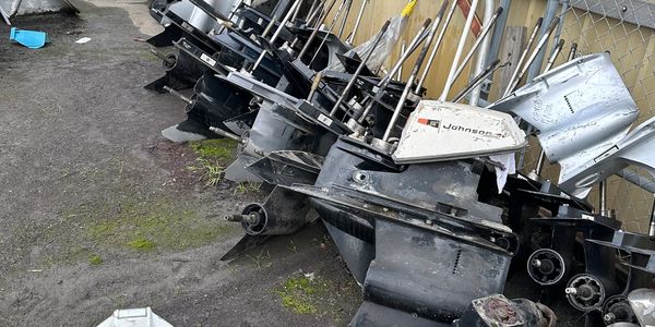 picture of numeroud lower units, upper units, empty housings. Mercury,yamaha,evinrude,johnson,volvo 