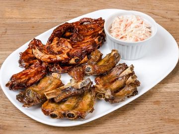 Spare Ribs mit Coleslaw auf einem Teller