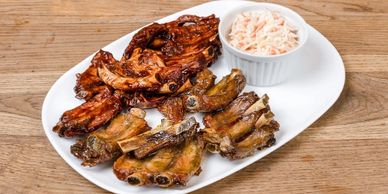 Spare Ribs mit Coleslaw auf einem Teller
