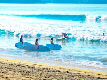 Surfea con tu grupo de amigos y diviertete sobre las olas