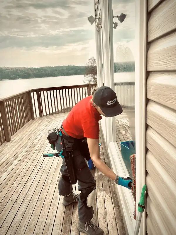 image of window cleaner cleaning widows on a residential home