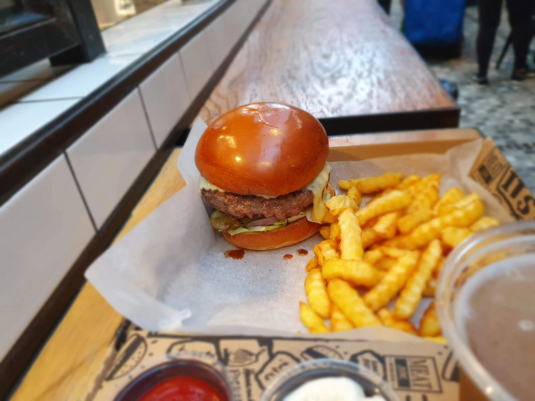 Meat Bar Burger Sarona photo 3