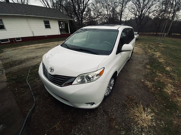 Exterior auto detail on Toyota Sienna
