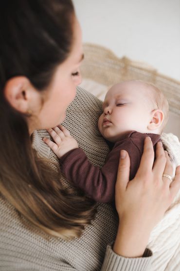 Mama mit schlafendem Baby