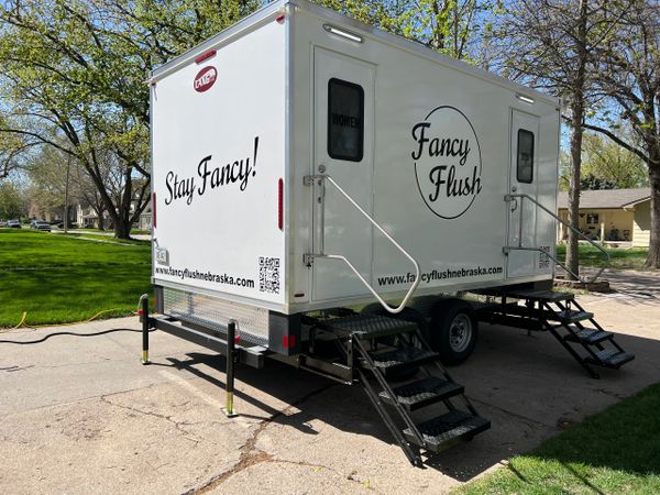 fancy flush Luxury Bathroom Trailer side view