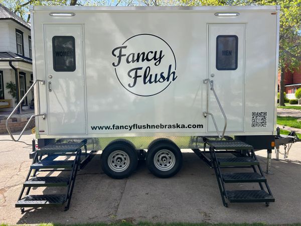 fancy flush Luxury Bathroom Trailer 