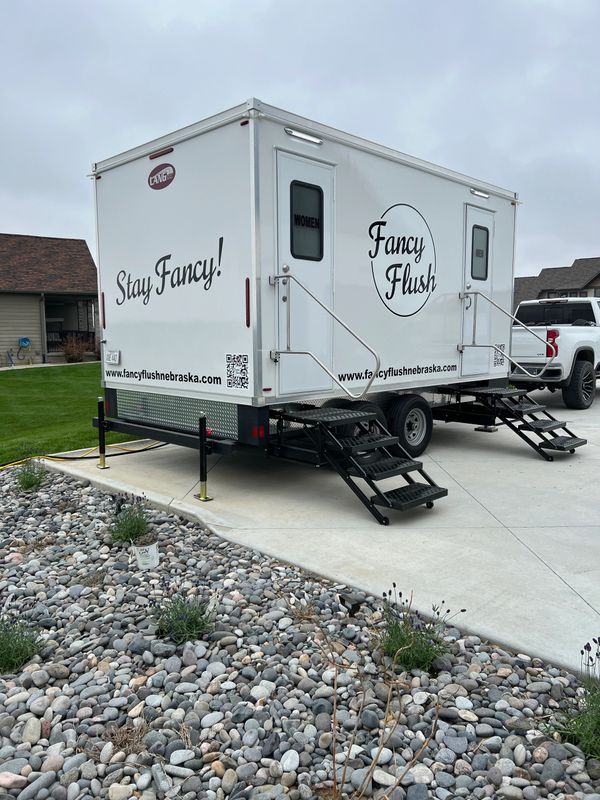 fancy flush Luxury Bathroom Trailer with stairs 