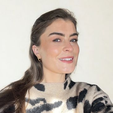 Photo of Róisín smiling.