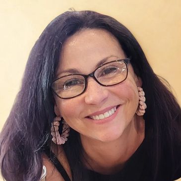 Photo of Alison smiling.