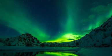 Northern lights in the Iceland mountains during a student tour.