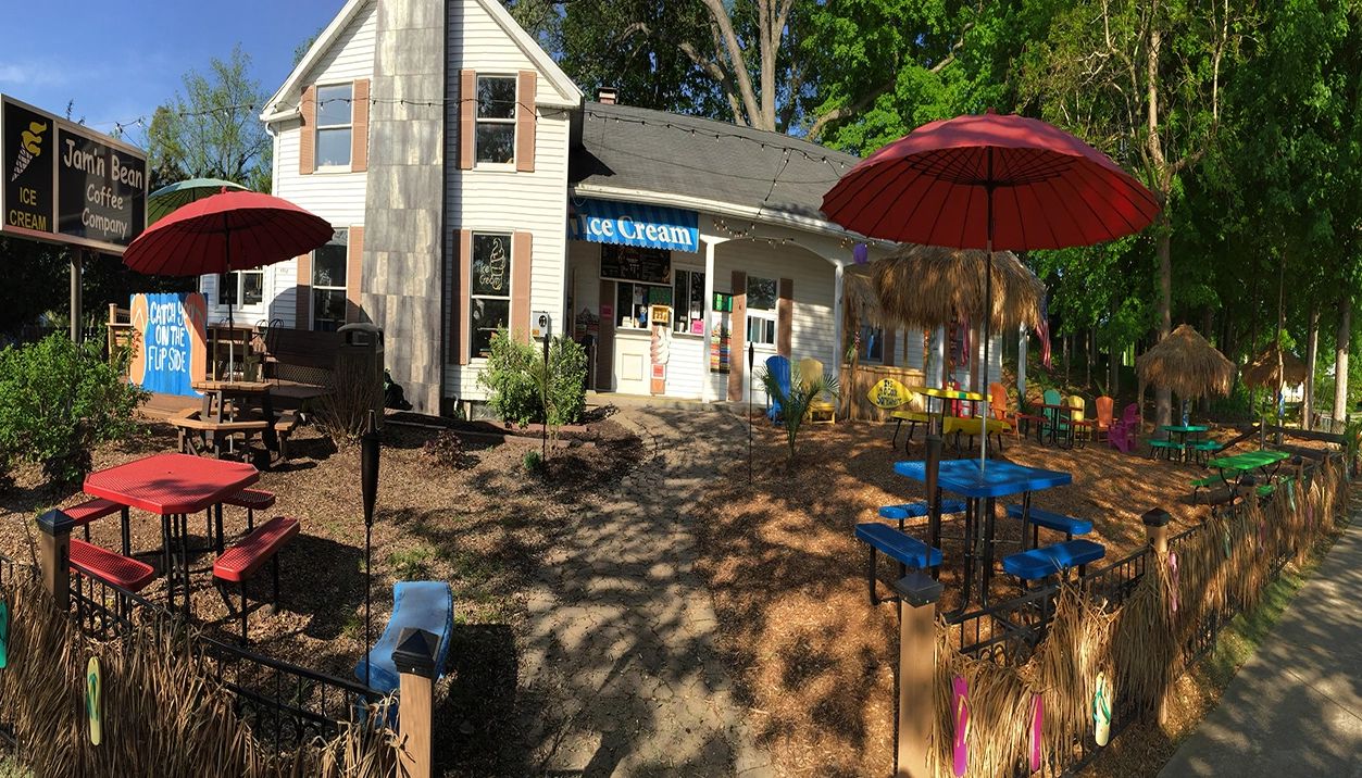 Jam’nBean coffee and ice cream shop in Cascade MI outdoor seating