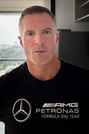 Hombre con camiseta de AMG Petronas, equipo de Fórmula 1.