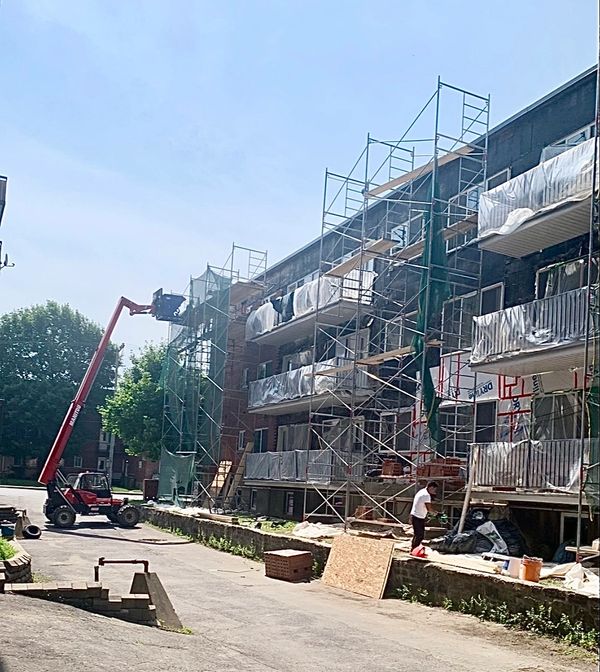 Reconstruction de murs de brique sur immeuble de multi-logements