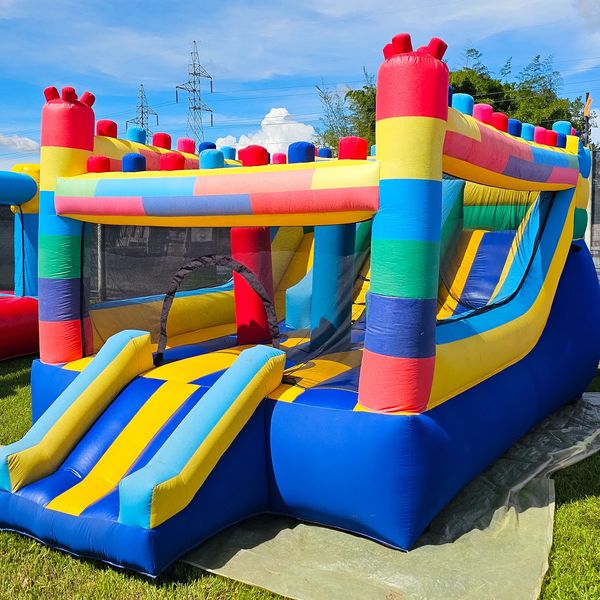 Inflable colorido con temática de bloques Lego para fiestas infantiles

