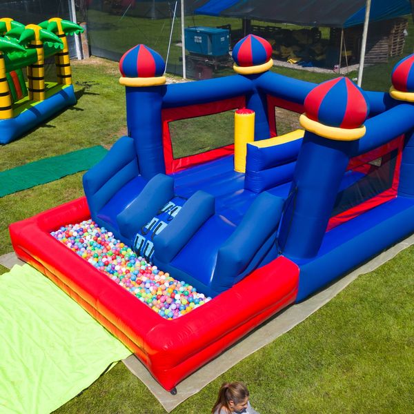 Castillo con piscina de pelotas ideal para niños pequeños Mundo Inflable Oriente

