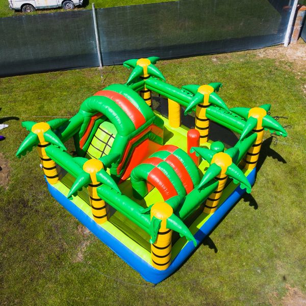 Inflable temático de jungla con tobogán y animales para fiestas infantiles en Rionegro

