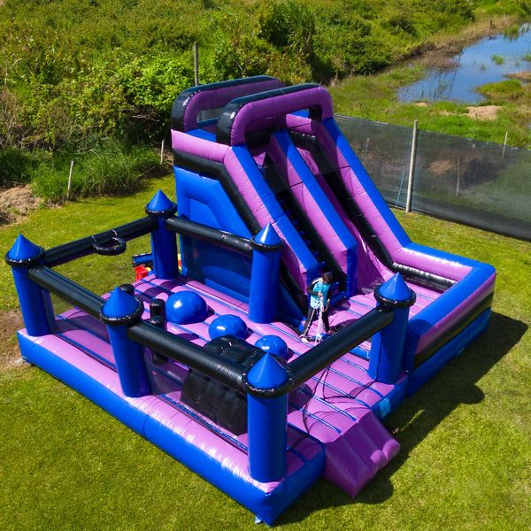 Inflable grande Zona Púrpura perfecto para eventos infantiles en el Oriente Antioqueño


