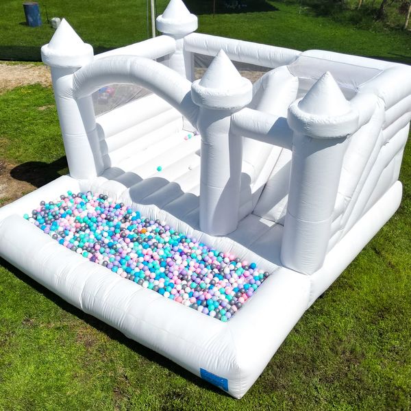 Alquiler de castillo blanco para eventos premium Mundo Inflable Oriente

