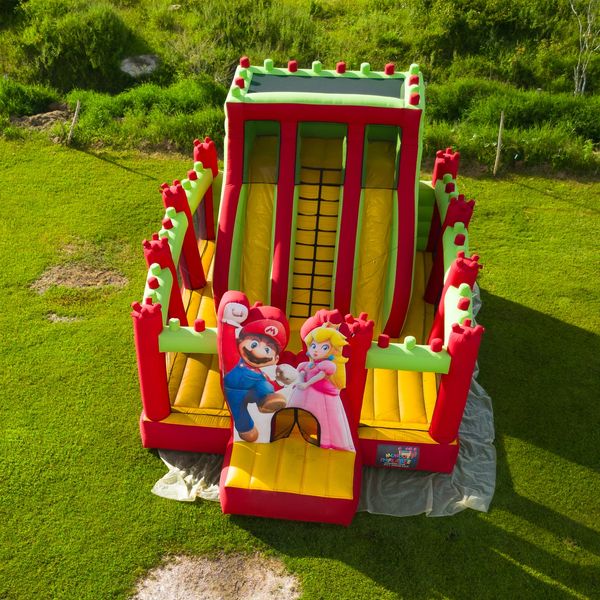 Tobogán inflable temático de Mario Bros y la Princesa en La Ceja


