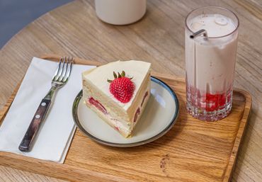 strawberry cake with milshake