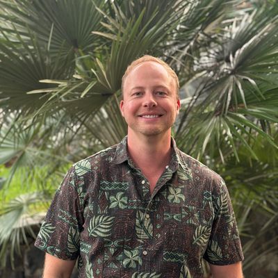 Doctor taking care of injured worker 