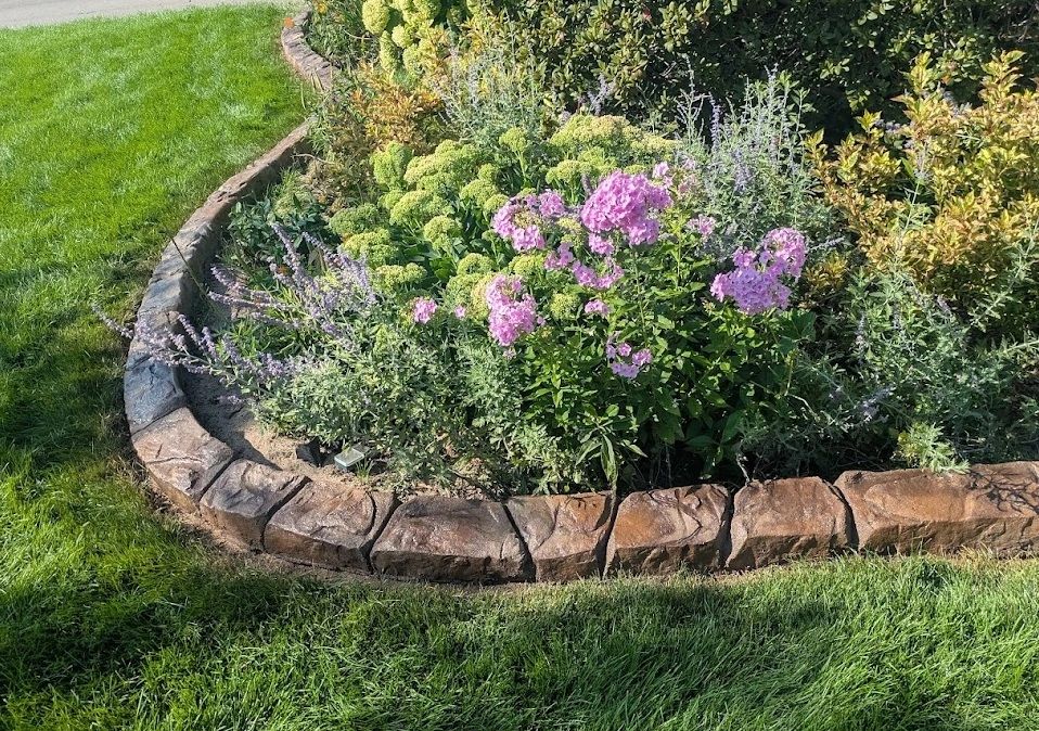SHOREVIEW LANDSCAPES LLC logo
