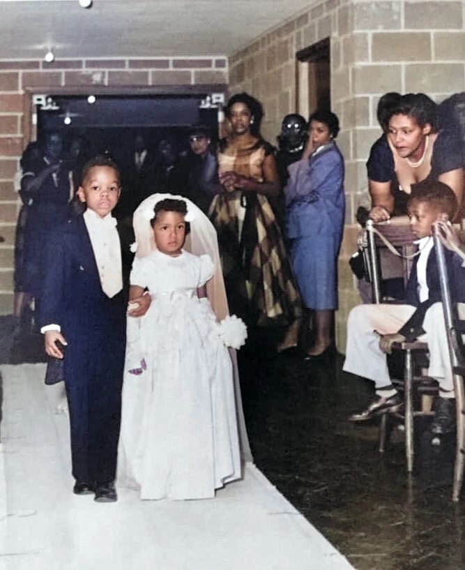 //img1.wsimg.com/isteam/ip/c4002a21-b1fc-4d9f-847a-a2a51469644b/Tom%20Thumb%20Wedding%20-%20Susan%20Chapman.tif/:/rs=w:1300,h:800