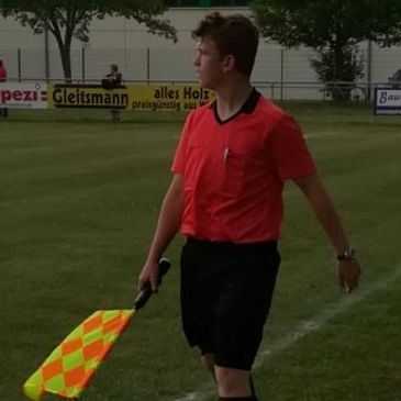 Schiedsrichter Philipp Schäfer beim Assistenteneinsatz
