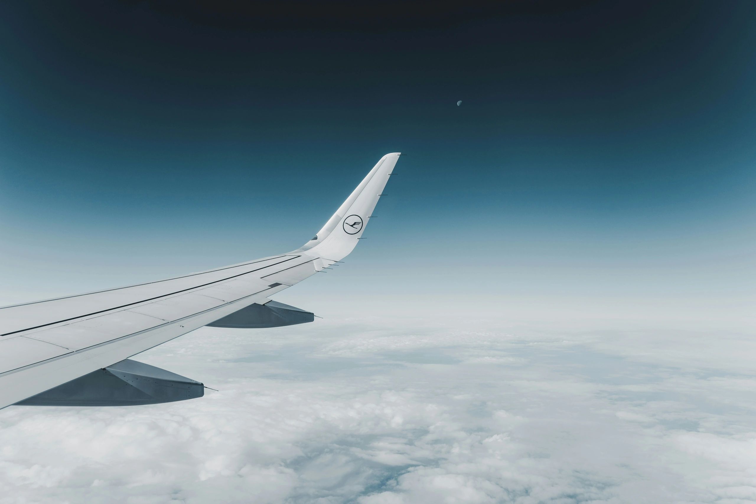 Flügel eines Lufthansa-Flugzeugs