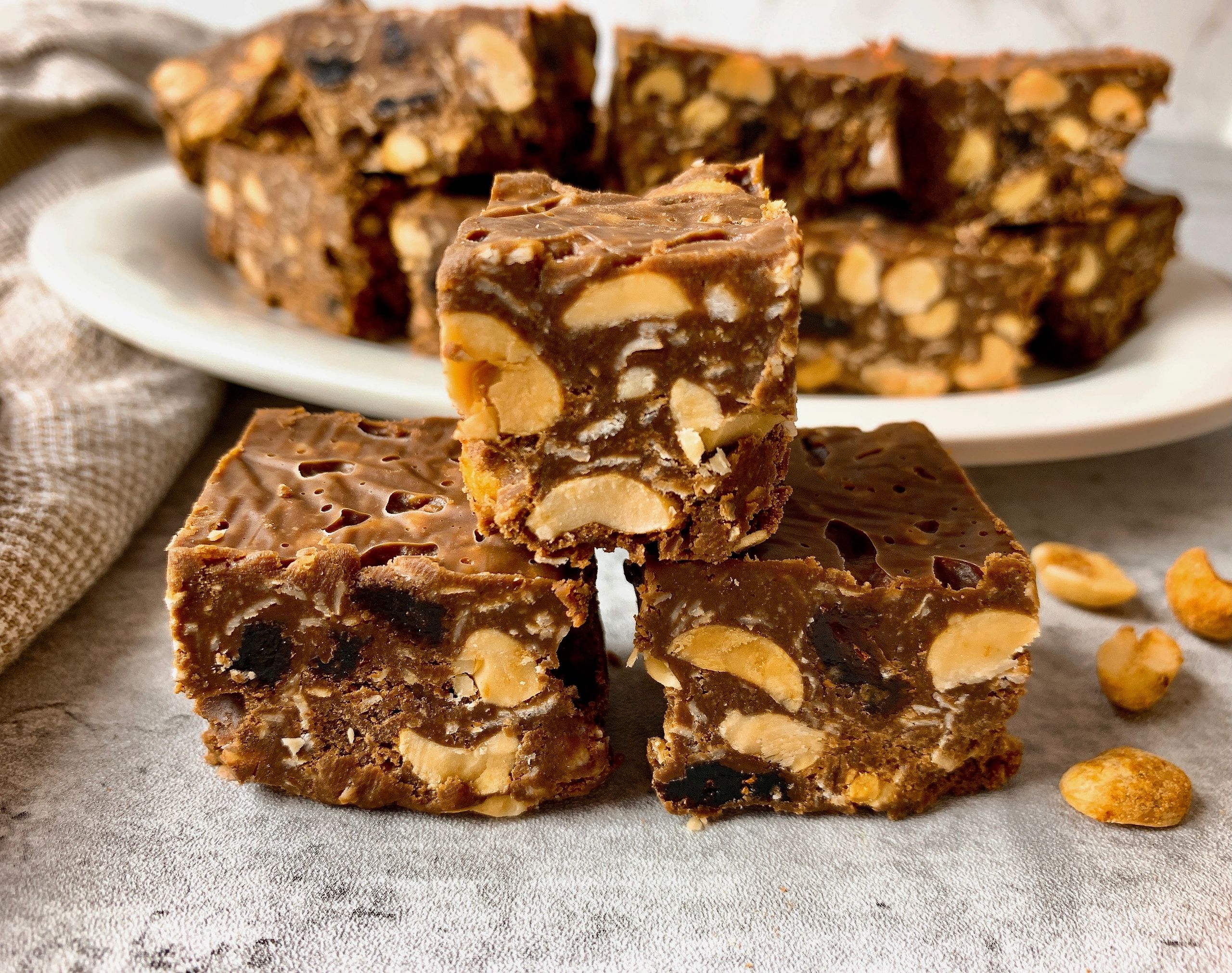 Chocolate Squares with Peanuts and Raisins (vegan, glutenfree)
