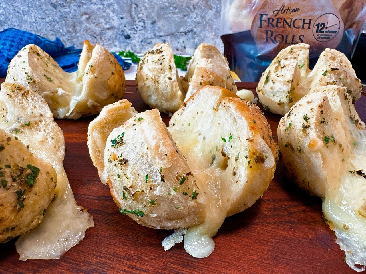 Nothing says Game Day like an ultimate appetizer! This Garlic Knot