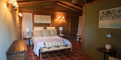 La Villa Orocovis es una de nuestras más íntimas.
2 personas: 1 cama queen + 1 baño