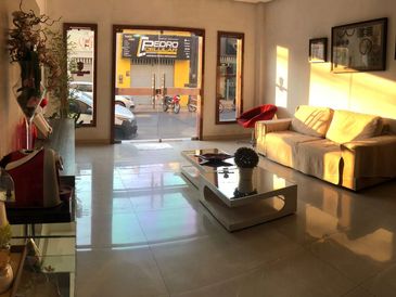 Lobby com mesa de centro, área do café e sofá para espera.